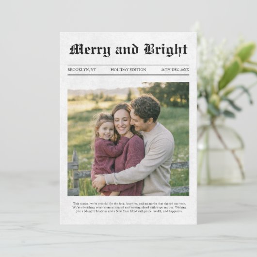 Vrolijk en helder krant Familie Foto Kerstmis Feestdagenkaart (Staand voorkant)