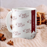 Vrolijk en helder Modern Rood Kerstcadeau Koffiemok<br><div class="desc">Moderne Seizoensgebonden Kerst koffie mok ontwerp in feestelijke rode en witte kleuren,  met elegante 'Merry and Bright' typografie patroon en een minimaal rood lint met ruimte voor jouw naam of aangepaste tekst - de perfecte kousenvuller of cadeau voor een geliefde.</div>