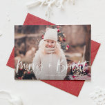 Vrolijk en helder penseel belettering foto kerst feestdagenkaart<br><div class="desc">Moge uw feestdagen vrolijk en helder zijn! Stuur vakantiewensen en groeten met deze rustieke vakantiefotokaart. Het beschikt over 'Merry   Bright' citaat in borstel hand belettering. Personaliseer deze vakantiepas door uw favoriete foto,  begroeting,  namen en andere gegevens toe te voegen - beschikbaar als een vlak,  gevouwen of briefkaart.</div>