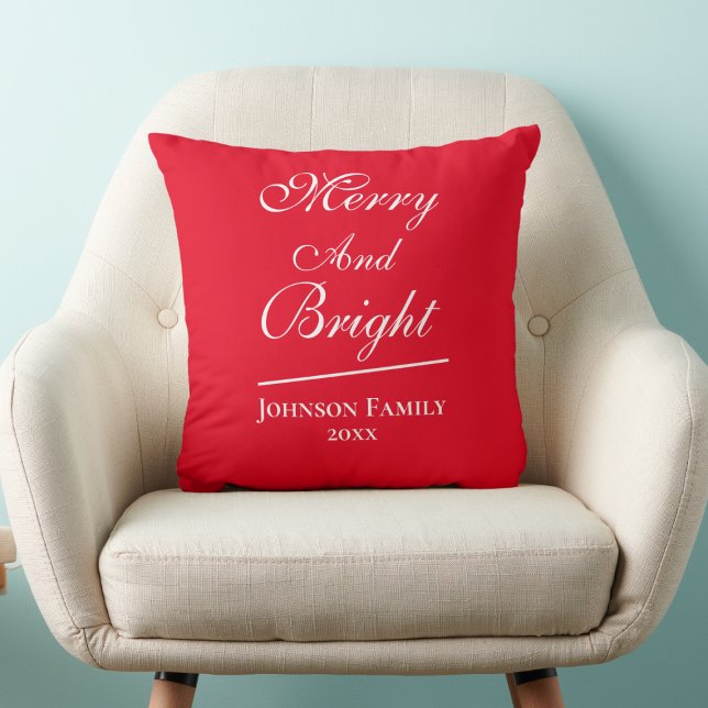 Vrolijk en helder script Chic Red Christmas Kussen ("Merry And Bright' cheerful chic red Christmas throw pillow.)