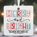 Vrolijk en helder trendy  aangepaste kerst metalen ornament<br><div class="desc">Vier het seizoen met het Merry and Bright Trendy Custom Christmas Metal Ornament, een feestelijke mix van nostalgische charme en moderne stijl. Met grillige design in levendige tinten roze, rood en blauwgroen, brengt dit ornament een kleurrijke touch aan uw vakantiedecor. Perfect voor het toevoegen van een speelse maar stijlvolle sfeer...</div>