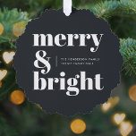 Vrolijk en helder zwart-wit kerstmis ornament kaart<br><div class="desc">Een stijlvol,  modern vakantiedorecijfer met een doortastend retro-typografie,  met de woorden "vrolijk en helder" in zwart-wit. De groet,  het bericht en de naam kunnen gemakkelijk worden aangepast aan uw behoeften. Een trendy leuke vormgeving om dit vakantieseizoen te weerstaan!</div>