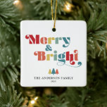 Vrolijk en kleurrijk kerstfeest keramisch ornament<br><div class="desc">Dit vierkante kerstboom ornament heeft de tekst "Merry & Bright" in een levendige,  retro stijl. De kleurrijke tekst valt op tegen een witte achtergrond. Personaliseer dit retro thema ornament met jouw naam en jaar. Fotografie © Storytree Studios,  Stanford,  CA</div>