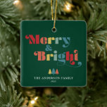 Vrolijk en kleurrijk kerstfeest keramisch ornament<br><div class="desc">Dit vierkante kerstboom ornament heeft de tekst "Merry & Bright" in een levendige,  retro stijl. De stijltekst uit de jaren zeventig valt op tegen een donkergroene achtergrond,  waardoor een visueel opvallend contrast ontstaat. Personaliseer dit vakantie ornament met jouw naam en jaar. Fotografie © Storytree Studios,  Stanford,  CA</div>
