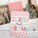 Vrolijk en licht trendy  retro familie foto drieluik wenskaart<br><div class="desc">Maak kennis met de vrolijke en felle trendy Retro Family Photo Tri-Fold Holiday Kaart, een perfecte mix van nostalgische charme en moderne flair. Deze gepersonaliseerde kerstkaart is voorzien van uw familiefoto naast een levendig, kleurrijk ontwerp dat vakantievibes met een trendy twist terugbrengt. Het gedurfde geruite patroon en de speelse roze...</div>