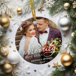 Vrolijk Ever na Pas getrouwd Kerstmis Keramisch Ornament<br><div class="desc">Gepersonaliseerde vakantiefoto-ornament voor pasgetrouwden bevat een favoriete trouwfoto aan elke kant,  met "Merrily Ever After" bedekt met witte kalligrafie. Aanpassen met uw namen en trouwdatum.</div>