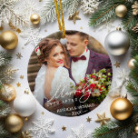 Vrolijk Ever na Pas getrouwd Kerstmis Keramisch Ornament<br><div class="desc">Gepersonaliseerde vakantiefoto-ornament voor pasgetrouwden bevat een favoriete trouwfoto aan elke kant,  met "Merrily Ever After" bedekt met witte kalligrafie. Aanpassen met uw namen en trouwdatum.</div>
