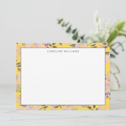 Vrolijk geel en roze bloemenpatroon met naam notitiekaartje (Staand voorkant)