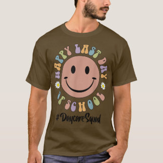 Vrolijk gelukkige dag van schooldagverblijf in het t-shirt