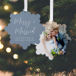 Vrolijk getrouwd bruiloft foto Dusty Blue Christma Ornament Kaart<br><div class="desc">Moderne stoffige blauwe vakantie wenskaart en bruiloft aankondiging dat is ook een keepsake boom ornament. Op de voorkant staat "Merry and Married" in een chique witte schrift en je getrouwde naam in eenvoudige witte typografie. Je favoriete trouwdagfoto vult de achterkant van de kaart.</div>