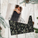 Vrolijk & getrouwd Elegante foto modern botanisch Feestdagenkaart<br><div class="desc">Vrolijk & getrouwd Elegante foto modern minimal natuurlijk zwart waterverf botanische typografie Vrolijk kerstvakantie platte kaart.</div>