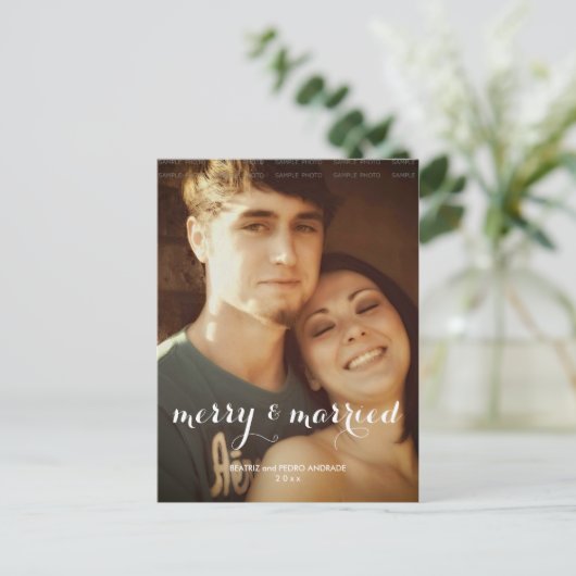 Vrolijk Getrouwd Kerstfoto White Script Vakantie Feestdagenkaart (Staand voorkant)