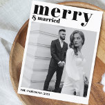 Vrolijk & getrouwd Kerstmis Moderne foto Zwart Wit Feestdagenkaart<br><div class="desc">Elegante eenvoud: 'Merry & Married' Kerst Briefkaarten Dit feestelijke seizoen, nodigen wij u uit om de charme van ongecompliceerde elegantie te omarmen met onze 'Merry & Married' Kerst Briefkaarten. Deze briefkaarten zijn zorgvuldig ontworpen voor koppels die hun eerste kerst herdenken als een getrouwde eenheid. Gekleed in een opvallend zwart-wit palet...</div>