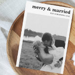 Vrolijk & getrouwd Moderne minimalistische foto Ke Feestdagenkaart<br><div class="desc">Cherishing Love & Celebrating First: 'Merry & Married' Christmas Kaart Vier het plezier van het zijn 'Merry & Married' met onze speciaal vervaardigde kerstkaart, ontworpen voor koppels die hun eerste kerst samen als een getrouwd paar markeren. De kaart toont een modern, minimalistisch design in zwart-wit, met een gekoesterde foto van...</div>