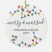 Vrolijk & getrouwd Mr. Mrs. Paar Namen Xmas Lights Keramisch Ornament (Achterkant)