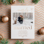 Vrolijk getrouwd Pas getrouwd kerst Folie Feestdagenkaart<br><div class="desc">Deze Merrily Married Folie Holiday Kaart is de perfecte kaart om uw vakantiewensen naar iedereen te sturen na uw speciale dag. Deel je eerste kerst als getrouwd stel met degenen van wie je het meest houdt! Deel twee zeer speciale foto's en een gepersonaliseerde notitie aan familie en vrienden om samen...</div>