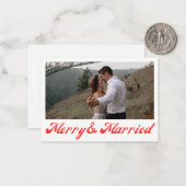vrolijk & getrouwd, pasgetrouwden foto rood script notitiekaartje (Voorkant / Achterkant in situ)