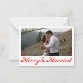vrolijk & getrouwd, pasgetrouwden foto rood script notitiekaartje (Voorkant)