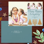 Vrolijk Goud Blauw Modern 3 Fotocollage Feestdagenkaart<br><div class="desc">Fotosjablonen maken het ontwerpen van uw eigen 3 foto collage vakantiecaarten een kiekje met dit moderne handgeschreven script Merry Happy Everything design in goud en pastelblauw. Voeg je favoriete grote foto links toe en voeg vervolgens twee kleinere afbeeldingen rechts bovenaan MERRY HAPPY ALLES in donkerblauw toe met een lichte witte...</div>