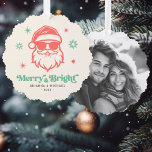 Vrolijk Helder cool Santa in zonnebril retro sterr Ornament Kaart<br><div class="desc">Kerst ornament kaart met een koele kerstman dragen zonnebril en de tekst "Merry & Bright" in een leuke,  retro lettertype. Bleek rood en groen. De kleuren kunnen in het ontwerphulpmiddel worden aangepast.</div>