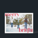 Vrolijk helder feestelijk rood typografie plezier  feestdagenkaart<br><div class="desc">Verspreid feestvreugde met deze leuke en feestelijke kerstkaart met gedurfde rode typografie voor de woorden Merry and Bright. Met twee foto's, één aan elke kant van de kaart en moderne belettering, vangt deze kaart een vrolijke en trendy esthetiek. Deze kaart is ideaal voor het delen van uw favoriete momenten met...</div>