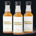 Vrolijk & helder | Fun Christmas White & Gold Mini Likeurfles Etiket<br><div class="desc">Simple Christmas White & Gold Mini Alcohol Liquor Bottle Label met "Merry & Bright" tekst in leuke maar elegante typografie stijl en sprankelende sterren. Pas aan met de naam van de afzender. Mix en match met andere design in deze serie.</div>