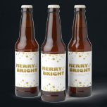 Vrolijk & helder | Fun Christmas Wit & Goud Bier Etiket<br><div class="desc">Eenvoudige kerst Wit & Goud bier flesetiket met "Merry & Bright" tekst in leuke maar elegante typografie stijl en sprankelende sterren. Pas aan met de naam van de afzender. Mix en match met ander design in deze serie.</div>