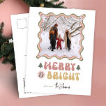 Vrolijk & Helder Kleurrijk 80s Retro Foto Kerstmis Feestdagenkaart<br><div class="desc">Voeg een vleugje nostalgie toe aan uw kerstkaarten met dit kleurrijke Merry & Bright Holiday briefkaart-ontwerp met ruimte voor uw foto. Met een kleurrijk foto-lijst, retro lettertypen in feestelijke rode, groene en roze kleuren die 'Merry & Bright' lezen met een ruimte voor uw aangepaste boodschap op de achterkant. Dit leuke...</div>