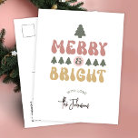 Vrolijk & Helder Kleurrijke Retro Geen Foto Kerstm Feestdagenkaart<br><div class="desc">Voeg een vleugje nostalgie toe aan je kerstkaarten met dit kleurrijke Merry & Bright Holiday briefkaart design. Met retro lettertypen in feestelijke rode, groene en roze kleuren die 'Merry & Bright' lezen met een ruimte voor uw aangepaste bericht op de achterkant. Dit moderne Season's Greetings briefkaart ontwerp is perfect om...</div>
