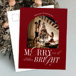 Vrolijk & Helder Rood Elegant Script Foto Kerstmis Feestdagenkaart<br><div class="desc">Merry & Bright foto vakantie kaart ontwerp in feestelijk rood en wit met elegante script fonts. Dit volledig bewerkbare ontwerp van de Kerstmiskaart omvat ruimte voor één foto,  jouw naam evenals ruimte om uw gepersonaliseerde bericht toe te voegen. Maak deze hippe fotovakantie extra speciaal met deze moderne feestelijke wenskaart.</div>
