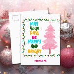 Vrolijk Helder Roze Kerstboom Schattige Custom Feestdagenkaart<br><div class="desc">Schattigee en vrolijke vakantie briefkaarten met een kleurrijke streng van kerstverlichting gewikkeld rond uw levendige script. Moge je dagen vrolijk en helder zijn,  geschreven in vetgedrukte letters van lichtblauw naar je familienaam in heet roze. Een regenboog van kleuren op een leuk briefkaart voor de feestdagen met een  roze boom.</div>