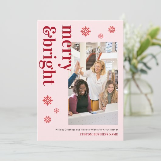 Vrolijk Helder Roze Rood Team Foto Zakelijke Xmas Feestdagenkaart (Staand voorkant)