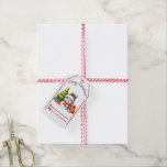 Vrolijk kerst label met sneeuwpop en cadeaus cadeaulabel<br><div class="desc">Helder versierde kerstboom toont een vrolijke sneeuwman te midden van kleurrijke geschenken en een label,  ideaal voor vakantiefeesten en gifting momenten,  het verspreiden van feestelijke vrolijkheid.</div>