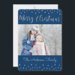 Vrolijk Kerstblauw en Zilveren Folie Sterren Foto Feestdagenkaart<br><div class="desc">Merry Christmas Blue en Silver Foil Sterren Fotokaart. Het afbeelding en de familienaam kunnen worden vervangen op de blauw-zilveren Merry Christmas Kaart.</div>