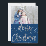 Vrolijk Kerstblauw en Zilveren Folie Sterren Foto Feestdagenkaart<br><div class="desc">Merry Christmas Blue en Silver Foil Sterren Fotokaart. Het afbeelding en de familienaam kunnen worden vervangen op de blauw-zilveren Merry Christmas Kaart.</div>