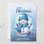 Vrolijk kerstblauw wit sneeuwpop feestdagenkaart<br><div class="desc">"Merry Christmas" aanpasbaar kerst wenskaart met een schattige sneeuwpop in een sneeuw wereldbol op een zacht blauwe achtergrond. Personaliseer met uw familienaam en andere tekst die u kiest. Neem contact met mij op voor hulp bij uw aanpassingen of om extra matching of coördinatie van Zazzle producten aan te vragen.</div>