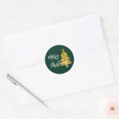 Vrolijk Kerstboom Groen Goud en Wit Script Ronde Sticker (Envelop)