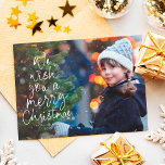 Vrolijk kerstboomje één foto schattig rood feestdagenkaart<br><div class="desc">We wensen je een prettige kerst! Deze feestelijke fotokaart bevat een klassiek bericht in een leuke kerstboomvorm op een horizontale foto. Deze mooie kaart is een geweldige manier om kerstlach naar vrienden en familie te sturen. De speelse soort behandeling is gevormd als een kerstboom en bedekt met sneeuwspugen. De achterkant...</div>