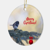 Vrolijk kerstboomtje met een sneeuwvogel op een keramisch ornament (Links)