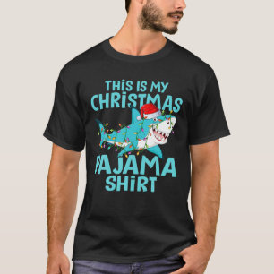 Vrolijk kerstcadeau met rode kerststaart met kerst t-shirt