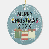 Vrolijk kerstcadeaudozen keramisch ornament (Links)