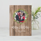 Vrolijk kerstcadeautje Foto Holly Wreath Rustic Bo Feestdagenkaart (Staand voorkant)