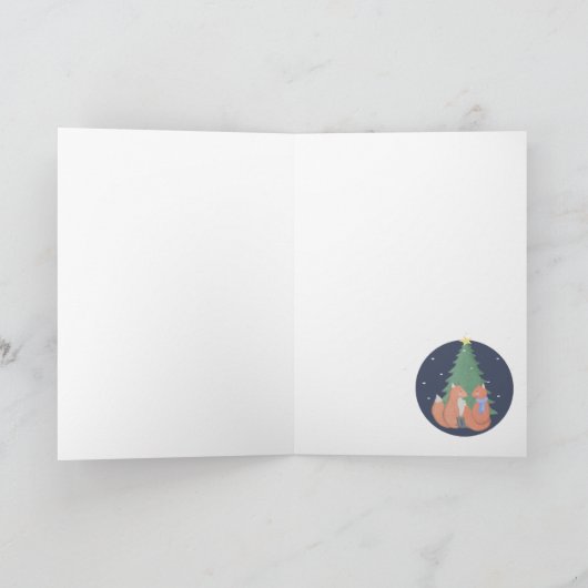 Vrolijk kerstcadeautje met vossenparen en bomen kaart (Binnen)