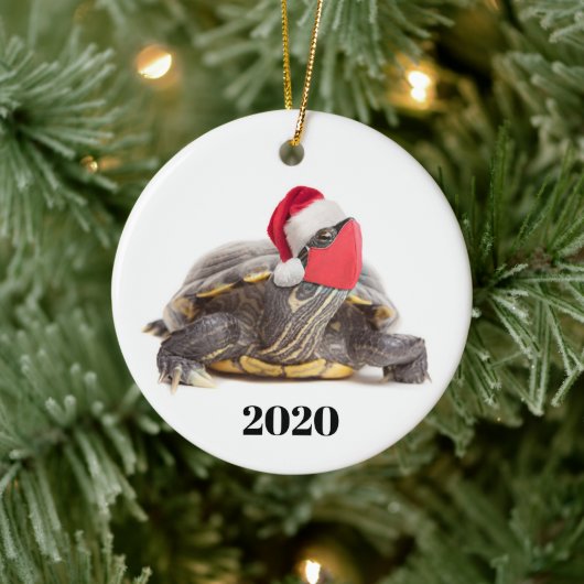 Vrolijk kerstfeest 2020 schildpad in gezichtsmaske keramisch ornament (Boom)