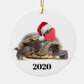 Vrolijk kerstfeest 2020 schildpad in gezichtsmaske keramisch ornament (Voorkant)