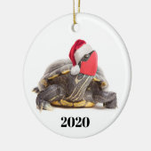 Vrolijk kerstfeest 2020 schildpad in gezichtsmaske keramisch ornament (Links)