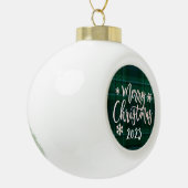 Vrolijk Kerstfeest 2023 Groen Plaid Keramische Bal Ornament (Links)
