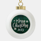 Vrolijk Kerstfeest 2023 Groen Plaid Keramische Bal Ornament (Voorkant)