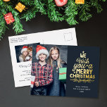 Vrolijk kerstfeest 2 foto gouden Folie Vakantie br Folie Feestdagen Briefkaart<br><div class="desc">Een modern briefkaart voor feestelijke groeten, aanpasbaar met een van uw favoriete kerstportretten aan de voorkant, naast een mooie gouden folie met de titel "Wij wensen u een vrolijk kerstfeest" op een donkere grijze achtergrond. Op het omgekeerde van het briefkaart, kunt u uw terugkeeradres, een tweede personalizable foto, en uw...</div>