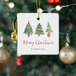 Vrolijk kerstfeest, 3 boom keramisch ornament<br><div class="desc">Eenvoudige kerstversiering. Design beschikt over 3 waterverf kerstbomen,  de titel 'Vrolijk kerstfeest' in feestelijke rode kalligrafie script en familienaam.</div>